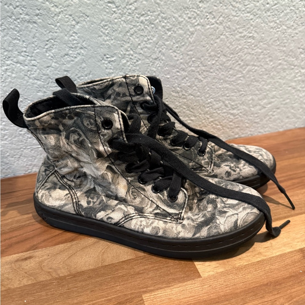 Dr. Martens hackney Gray skulls and roses High-Tops size 5